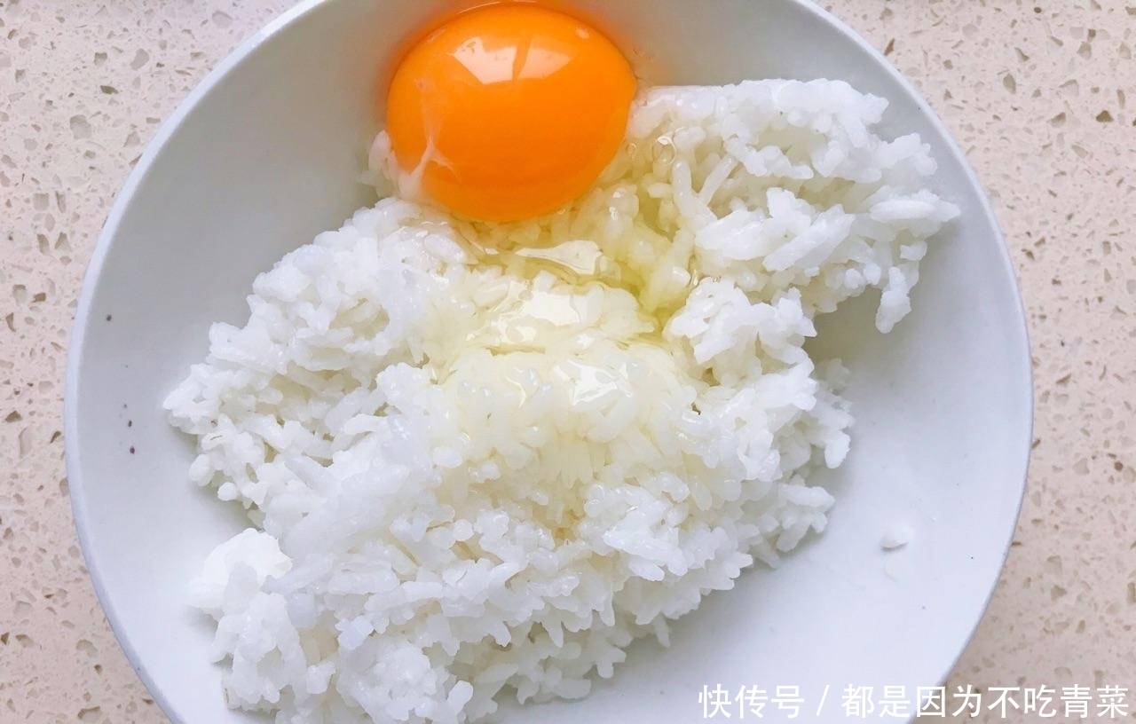 剩米饭别炒着吃了,加1个鸡蛋搅一搅,又酥又嫩,百吃不厌