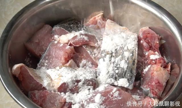 鲤鱼|鲤鱼最过瘾的吃法，不加水煮不用蒸，鲜嫩无腥味，5斤鱼一顿解决