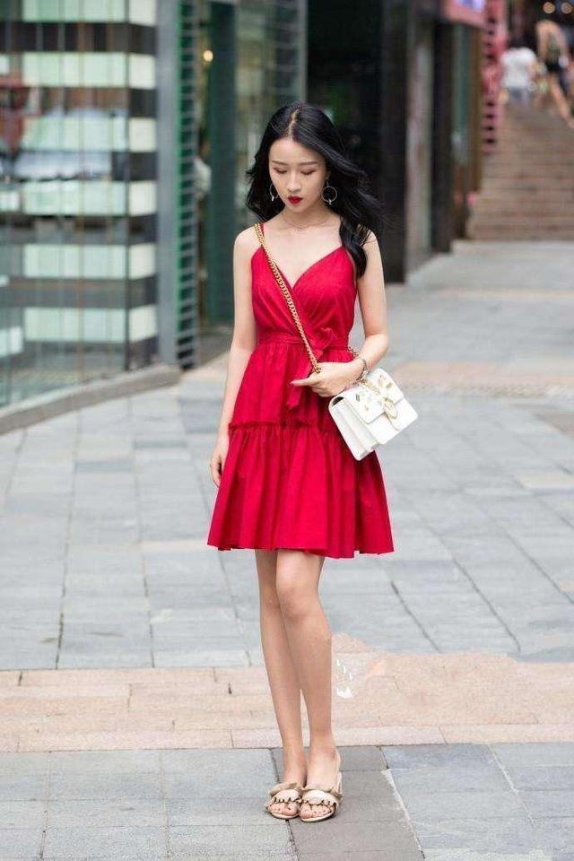 身材高挑|街拍:大波浪卷发小姐姐,一身潮流时尚的穿搭,女神范十足