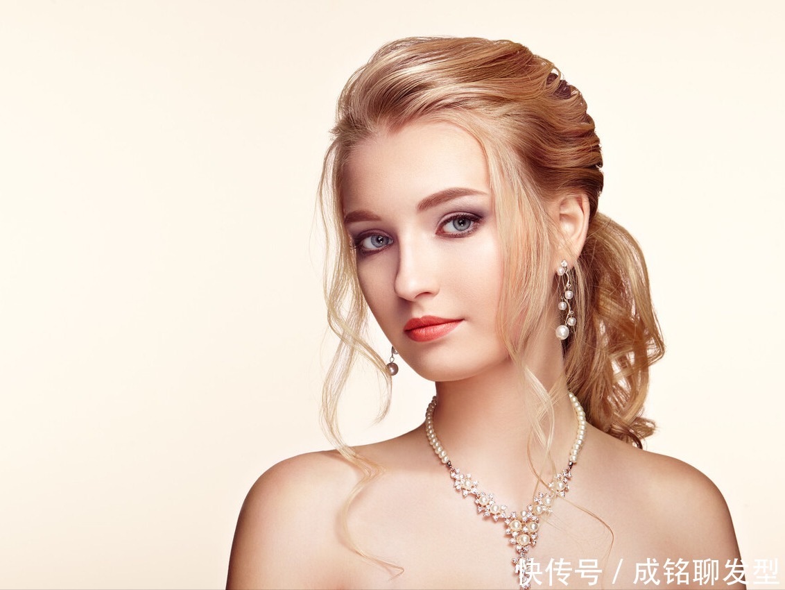 身材|“扎头发”还是“披头发”好看？区别在于脸型很身材，重点是气质