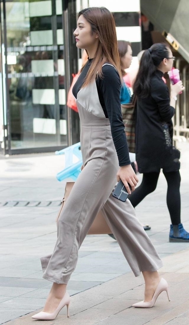 路人街拍,小姐姐穿着一件v领的紧身连衣裙,尽显曼妙的身姿