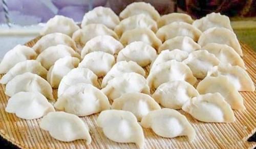 不盖|煮饺子时,盖锅盖还是不盖锅盖多数人做错了,难怪饺子老破皮