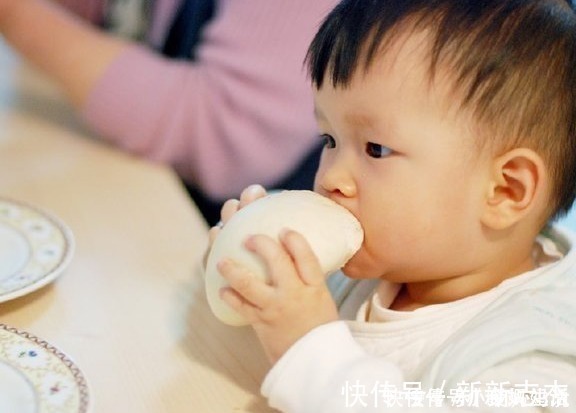 狮子|两个同龄宝宝在小区相遇,体型差距有点大,“小猫”遇上“狮子”