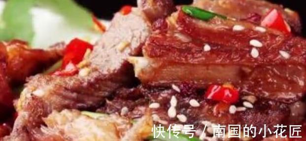 饮食习惯|夏天，肉质嫩滑香辣可口，软烂香浓又不膻，吃一口让人忘不了