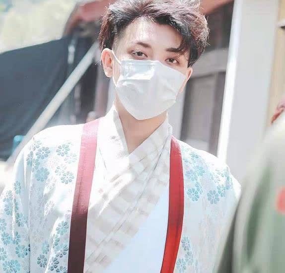 宋亚轩 杨紫新综艺路透曝光,穿民国学生装,跟宋亚轩坐一起太养眼