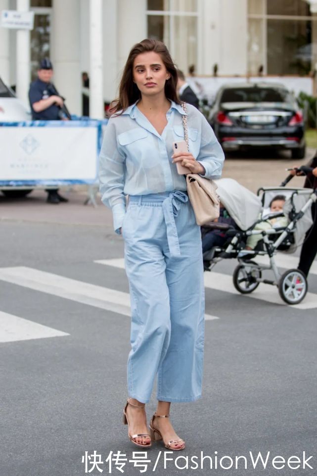 比春天更迷人的是：刘雯的蓝色衬衫