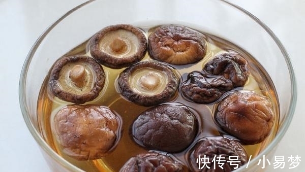 香菇|酱拌面不会调酱？3种食材炒一炒，放上2丝更清香