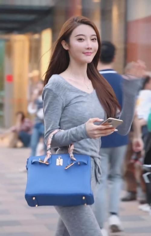 街拍小姐姐一身灰色的运动套装,很有少女范
