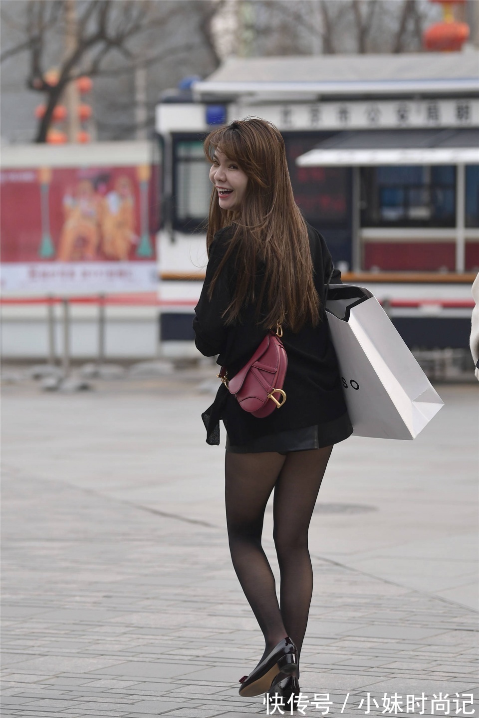 短裤 黑色丝袜受到时尚姑娘青睐,搭配皮质短裤,造型独特又不落俗套