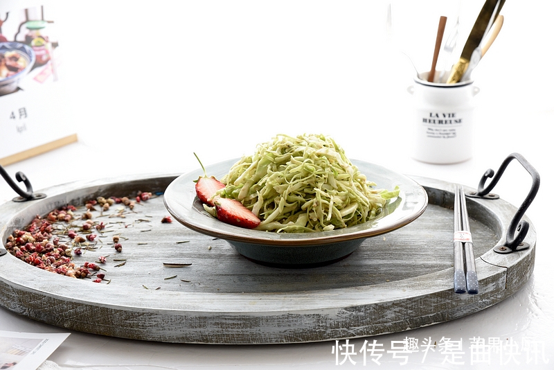 卷心菜|半个卷心菜,一勺芝麻酱,拌一拌当晚餐,我已连吃一周还是很喜欢