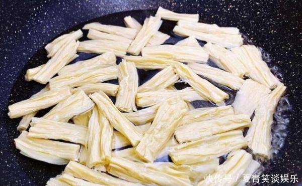 入味|凉拌黄瓜这样吃，教你搭配这两样菜，营养美味很入味，一盘不够吃