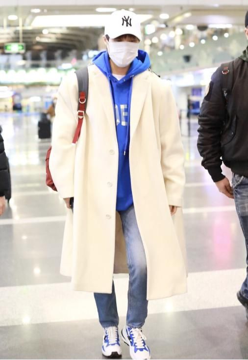 上班不知道穿什么?大衣搭配运动鞋时髦又好看,难怪刘雯也在穿