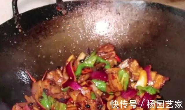 豆瓣酱|回锅肉好吃有诀窍，不能直接下锅，一定有这一步，吃起来肥而不腻