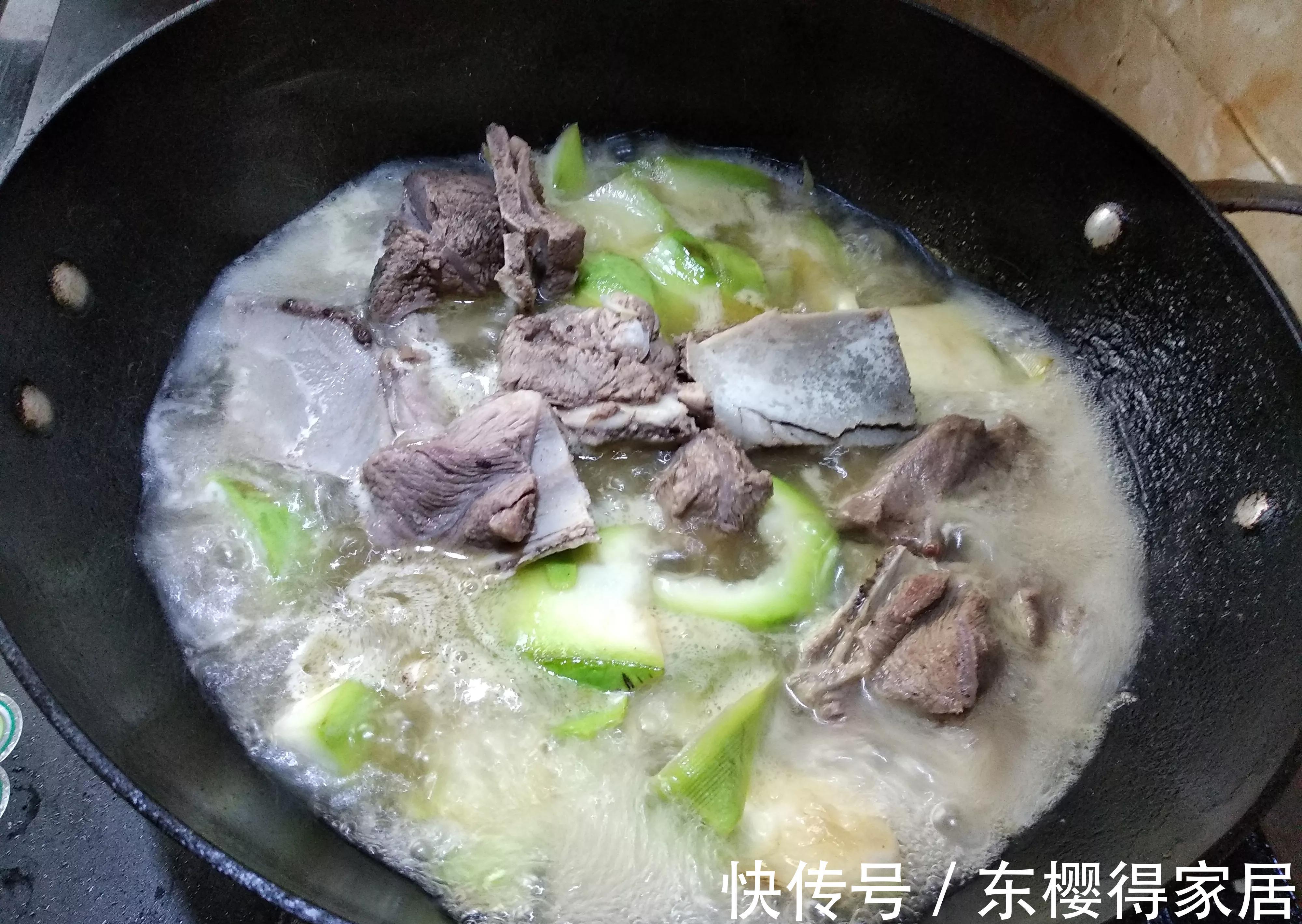 高压锅|入秋后，要吃这菜得抓紧，跟骨头炖鲜嫩又营养，错过可要再等一年