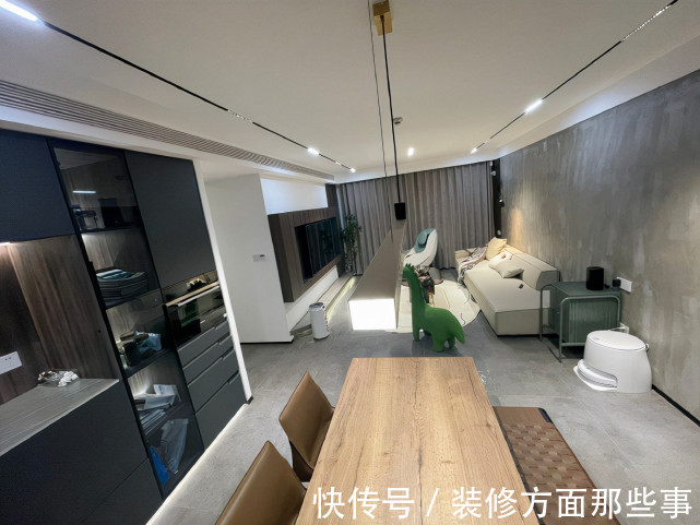 爱格|115平现代简约风,灰色影视墙是格栅和木饰面的结合