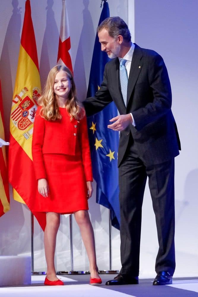 印花连衣裙|西班牙公主莱昂诺尔真会穿，无袖印花连衣裙清新减龄，娇俏甜美