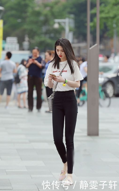 街拍:气质优雅韵味十足的小姐姐,身材性感凹凸有致,很是迷人
