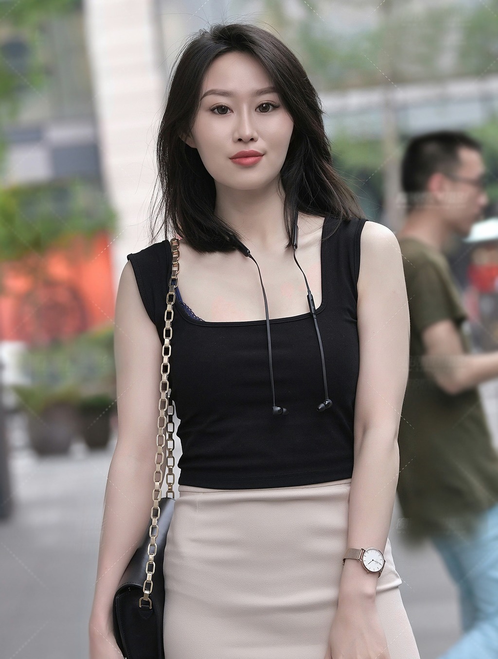 高跟鞋 黑色吊带衫配杏色一步裙,清新时尚又显气质,美得简约又大方