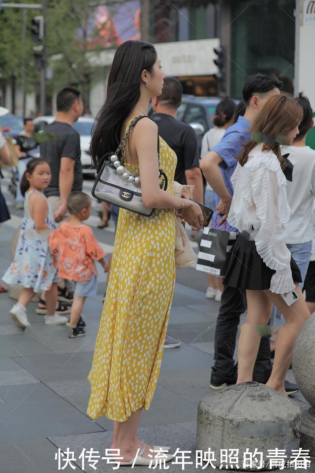 浅色连衣裙,鲜艳明亮,俏皮活泼