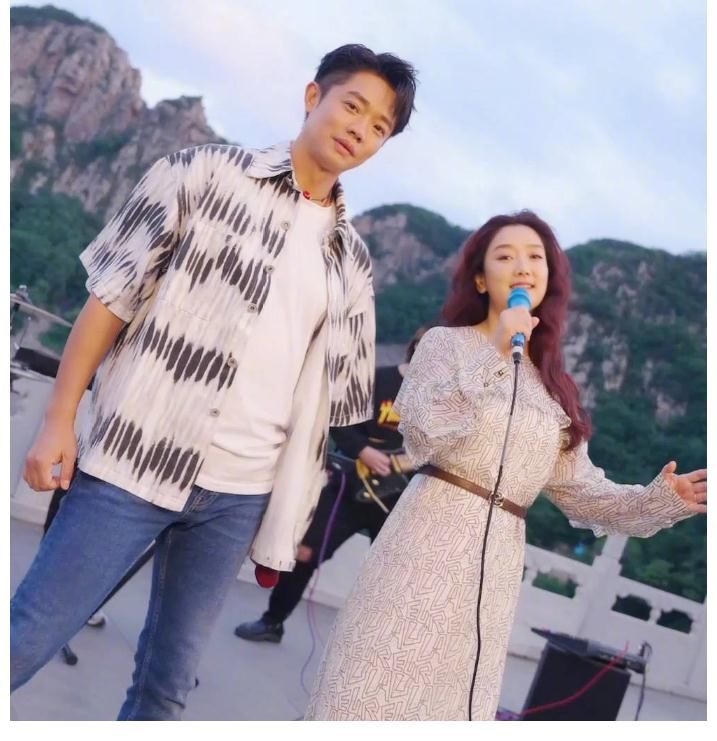 嘉賓|《中餐廳5》才播一期，寧靜又一節(jié)目官宣，鳳凰傳奇擔(dān)任嘉賓