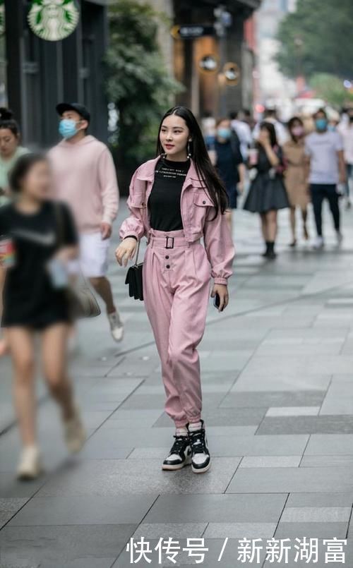 路人街拍,美女彩条的连衣裙帅气美观,剪裁精致面料也很高档