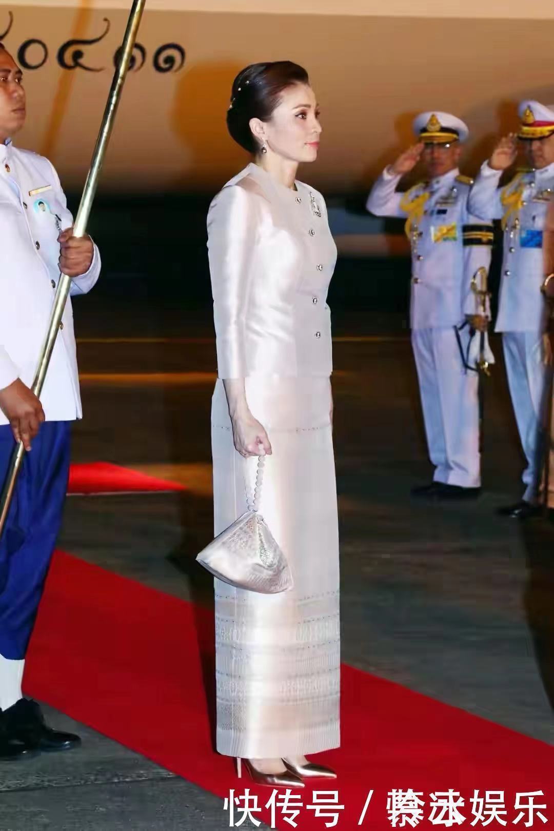 绸缎裙&苏提达穿古风绸缎裙艳压诗妮娜,搂着泰王笑开花,诗妮娜难过瘪嘴