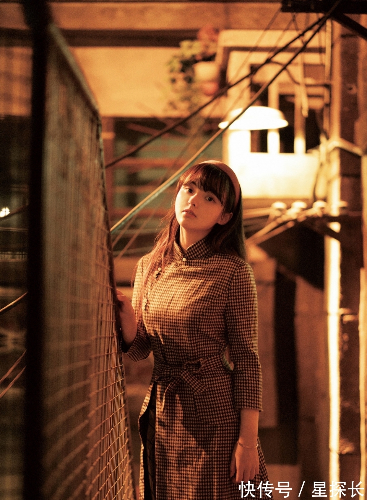 桃红!词·临江仙丨浮名依旧笑桃红。韶华随水逝,往事遇思浓