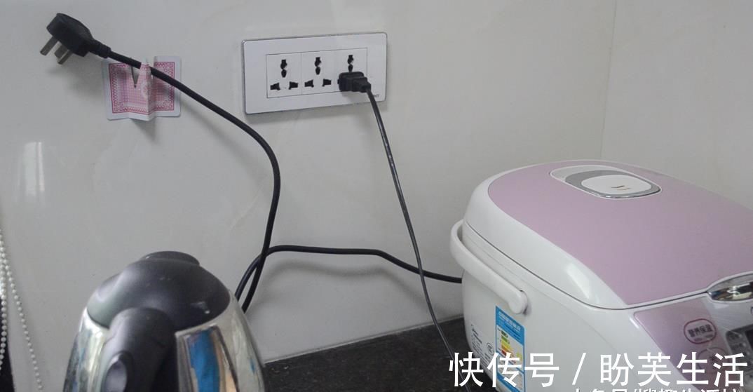 用旧的扑克牌别再扔了, 剪几刀, 粘在厨房里超实用, 人人见了都夸好