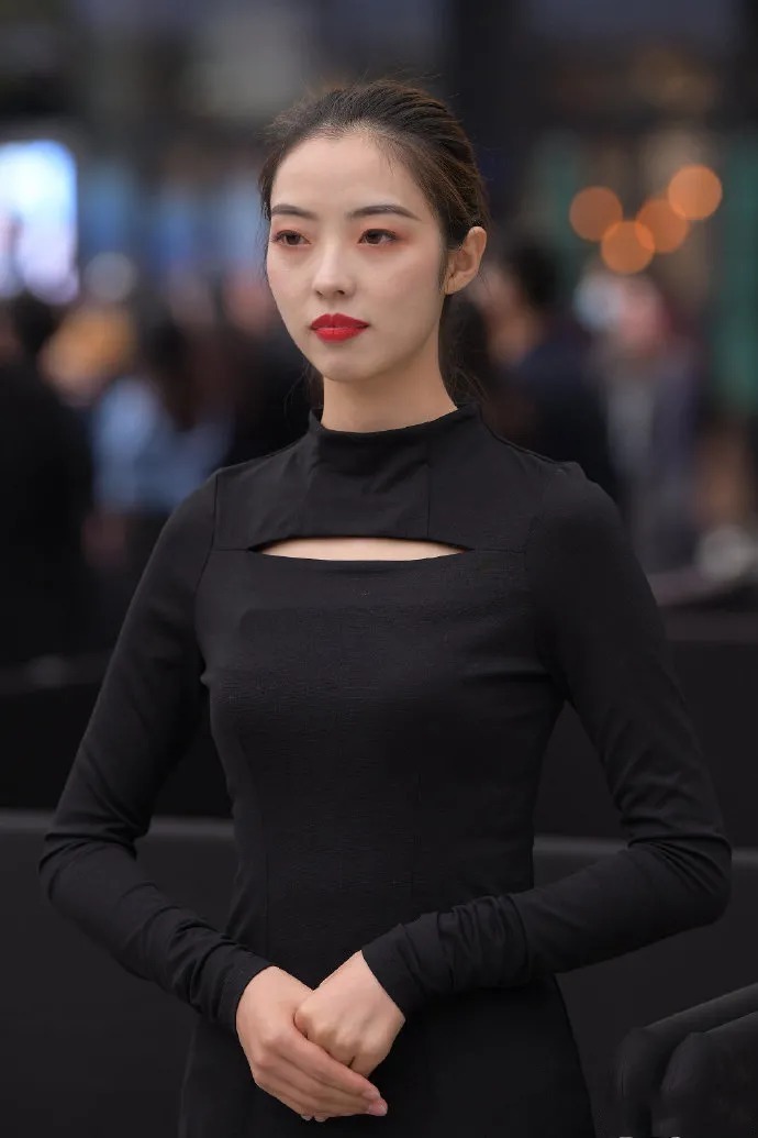 穿黑裙的时尚女生