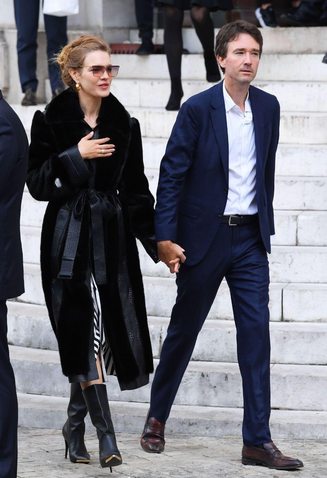 LV太子妃气质开挂!穿一件黑色毛绒大衣显得雍容华贵,高级洋气