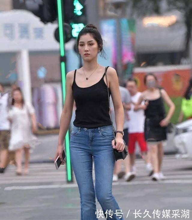 时尚|穿着非常随意,牛仔裤搭配t恤也可以性感漂亮,耐看