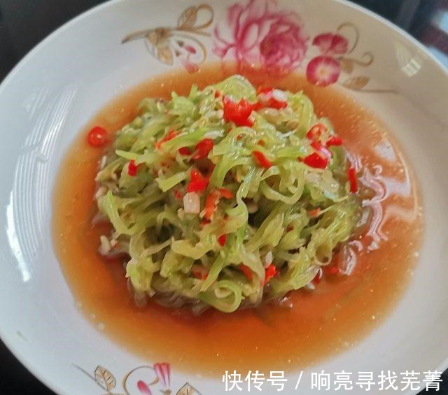 凉拌莴笋丝|凉拌莴笋丝,脆脆的,适合炎热的夏天!
