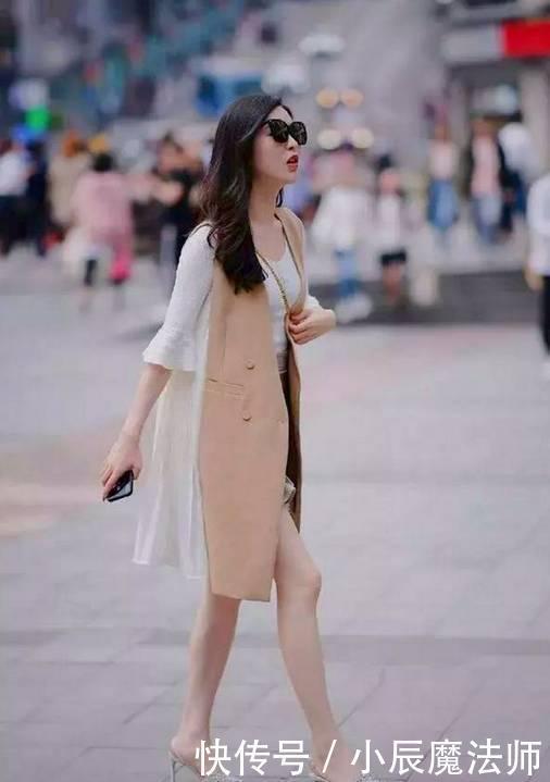 本人|美女简洁的开衫搭配打底裤,配置的不一样,时尚又靓丽!