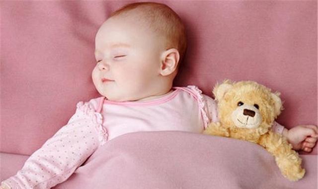 婴儿|双胞胎一个经常抱,一个经常躺,哪个发育更健康?有科学依据