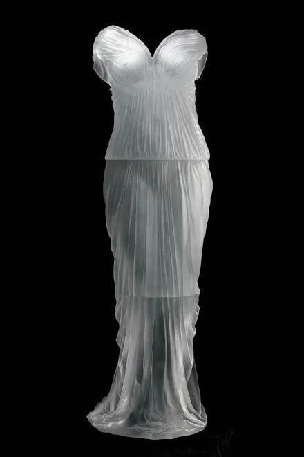 时装秀|艺术家用500斤玻璃做出重磅婚纱,惊艳时装秀,网友吐槽透明的怎么穿