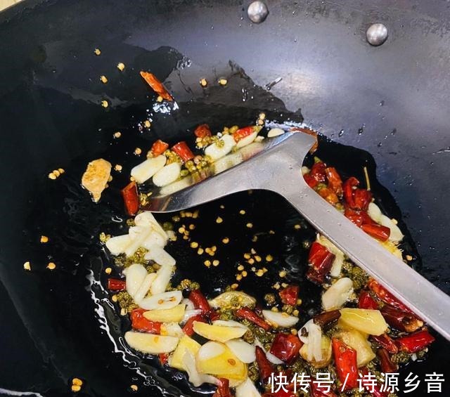 家庭版|家庭版水煮肉片麻辣鲜香,色泽鲜艳,搭配米饭,好吃到停不下来!