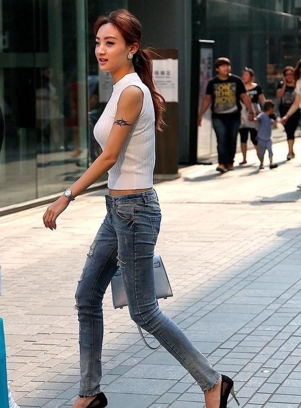 街拍美目盼兮的美女，白皙修长美腿，展现优雅的女神范