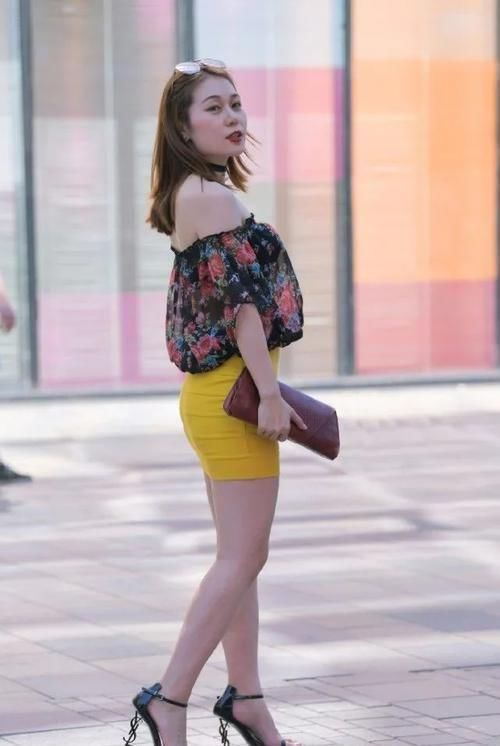 锁骨链 黑色大碎花蕾丝“半透明”打底搭配包臀裙,非主流穿搭也有美感