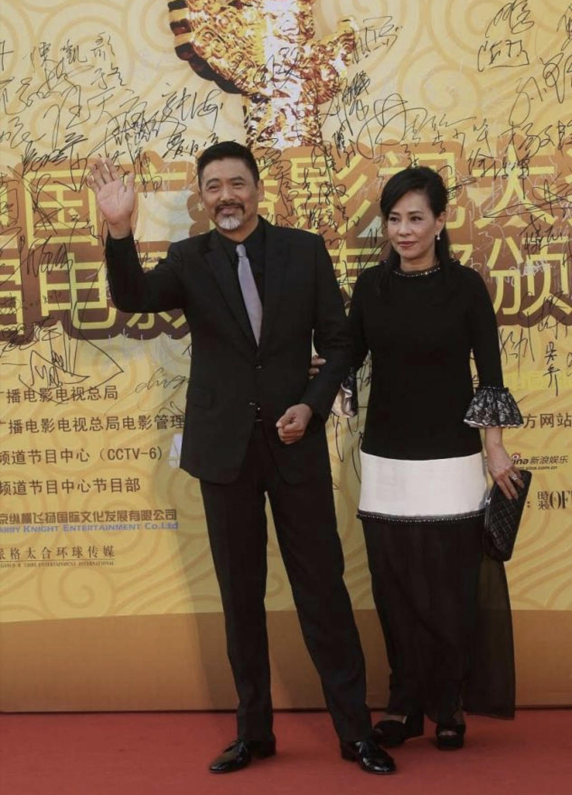 条纹|陈荟莲气质真好,穿红白条纹“睡衣”套装休闲大气,气场不输发哥