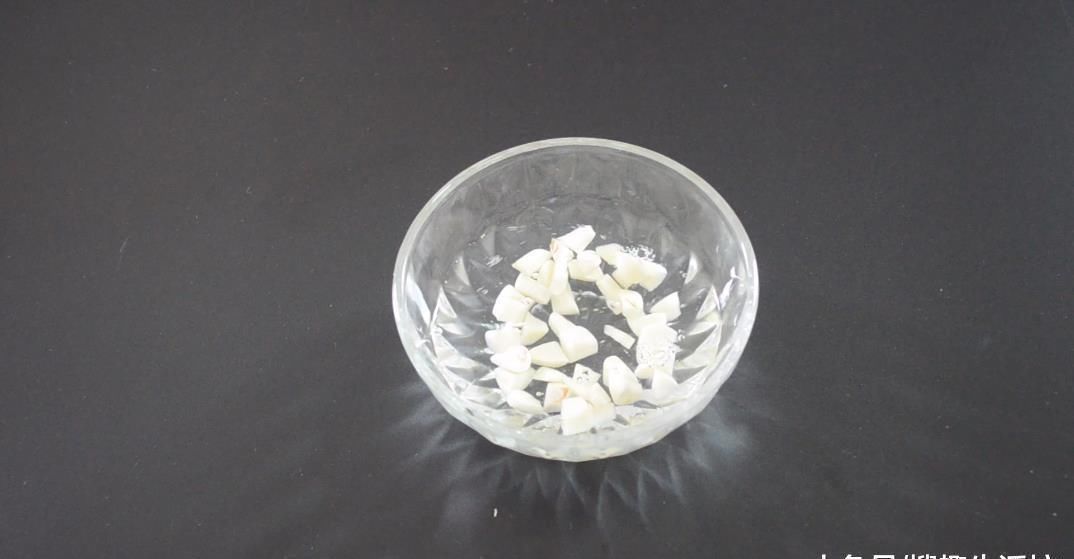 大蒜和白醋混合在一起, 这个作用太棒了, 解决了很多人的烦恼