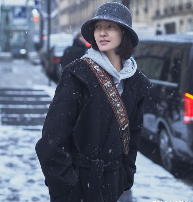 时尚 时尚品味真不错,黑色大衣配灰色卫衣休闲舒适,看上去极其的高级