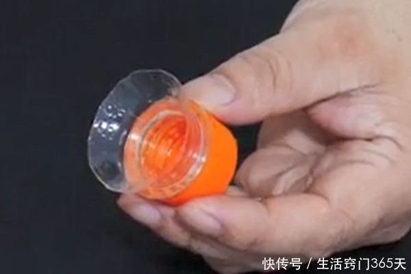 把塑料瓶粘在鸡蛋上,解决了很多家庭主妇的烦恼,省钱又实用!