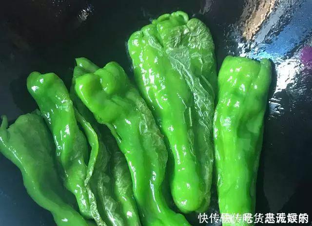 饭店|饭店大厨透露做虎皮青椒，别直接下油锅否则不“起皮”不入味