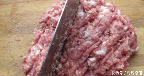 “你剁肉吵我小孙子午睡了!”奶奶上门质问,却遭邻居霸气回怼