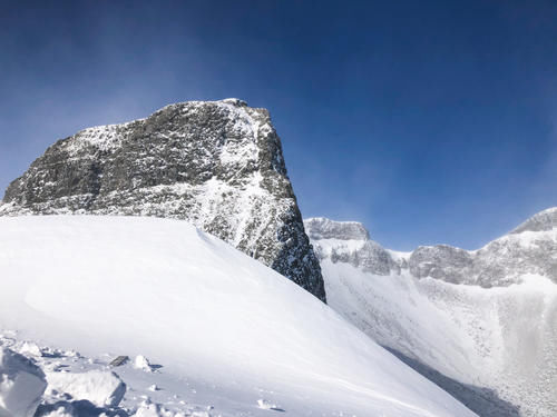 冬季的长白山西坡，零下34度漫天冰雪，天池时隐时现