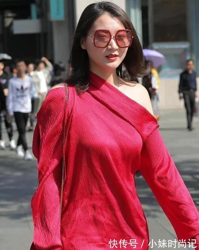 舒广袖|大红色露肩休闲装,与牛仔搭配,时尚指数飞涨