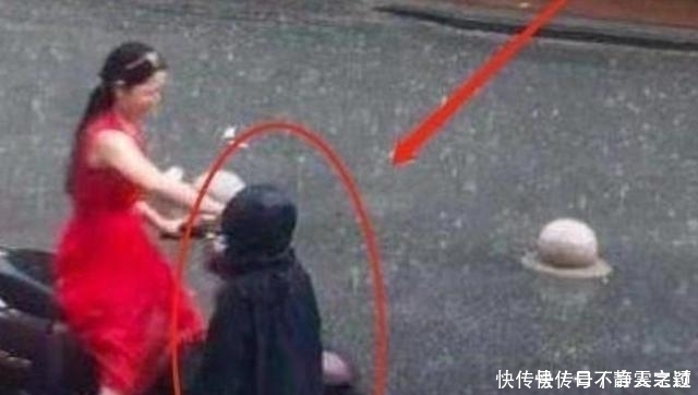 放学|宝妈冒雨接孩子放学,被路人拍到这幕火了,网友哽咽为母则刚