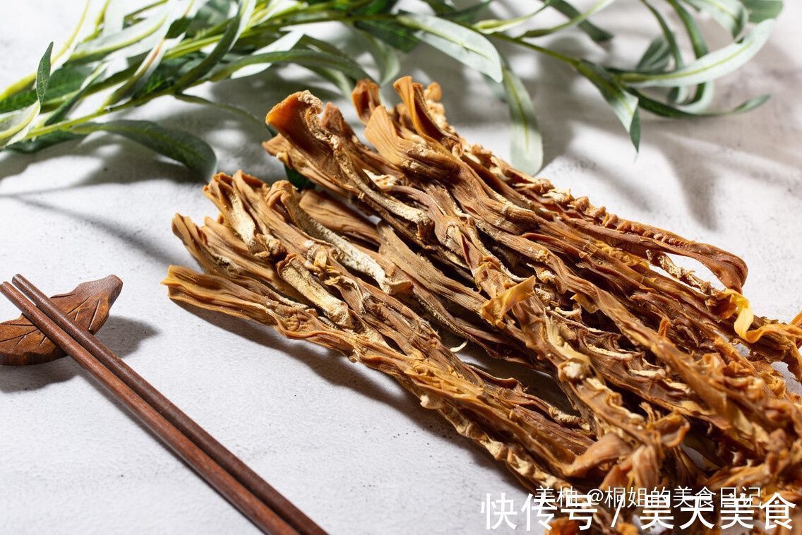 笋干直接放在水里泡？难怪很硬很难嚼，教你正确做法，鲜嫩又好吃