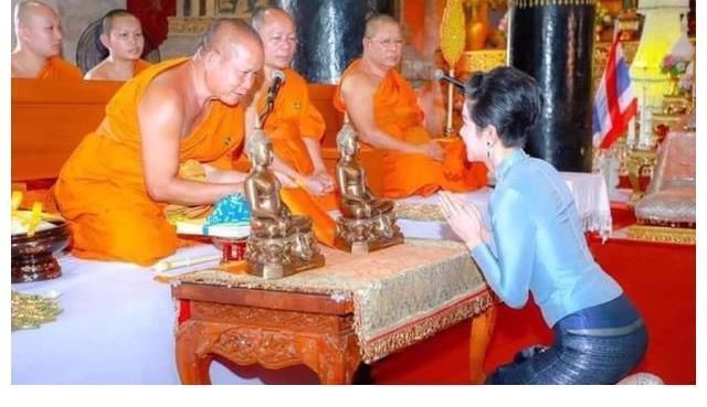 王冠!36岁诗妮娜光彩照人,佩戴太后蓝宝石套装,下一个目标就是王冠