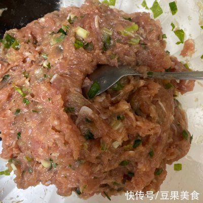  荠菜鲜肉虾皮水饺这样做百吃不腻，吃1次不过瘾